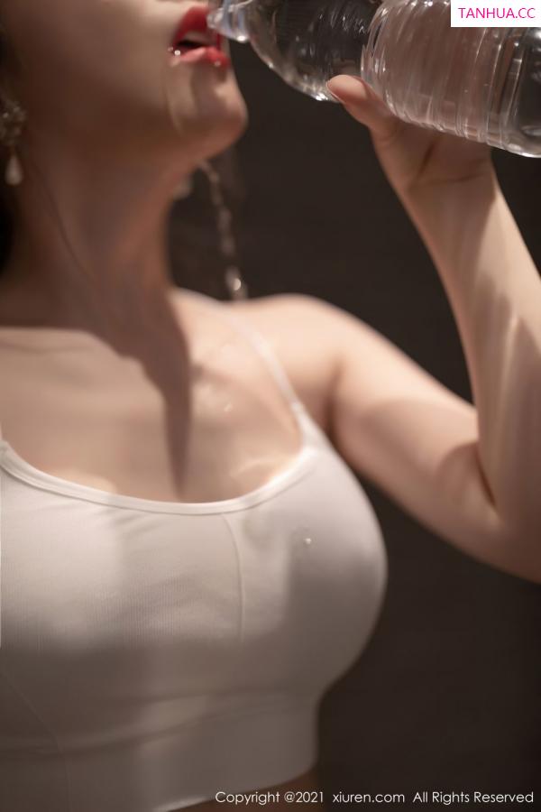 谢芷馨  宅男女神绯月樱 紧身的服饰与吊带第54张图片